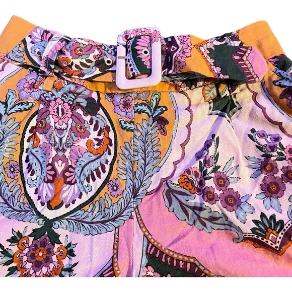 Fun vacation shorts from Paris! Bright colors built in build. Linen material - Picture 3 of 9